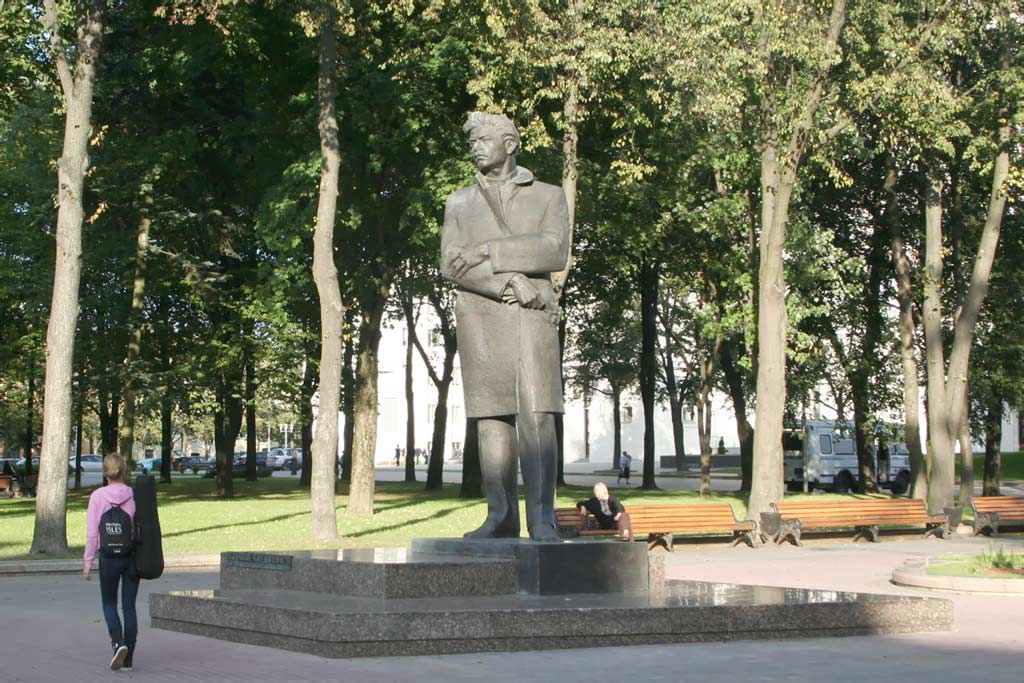 Памятник Максиму Богдановичу Этот памятник установлен в сквере на Троицкой горе возле театра. Фото. Картинка